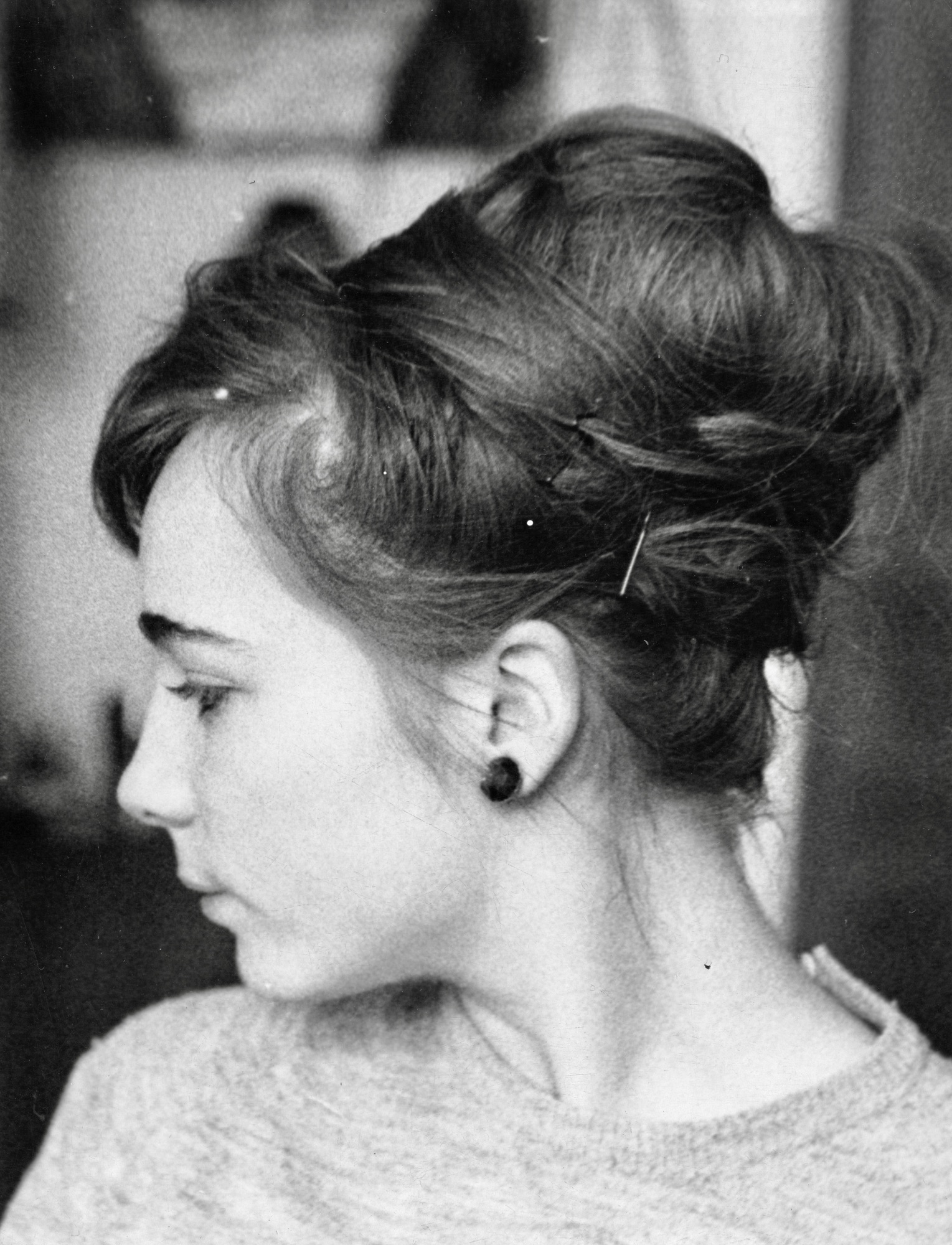 Seitliches Schwarz-weiß-Porträt einer Frau